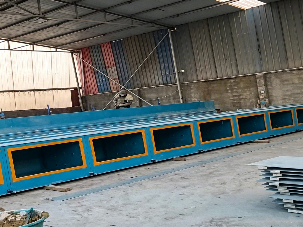 Vehicle-mounted insulated fish transport box production